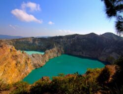 How to Visit the Kelimutu Crater Lakes in Flores