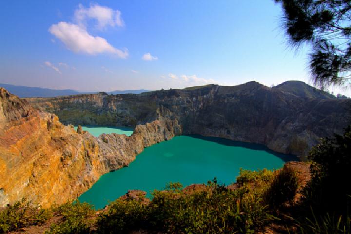 Danau-Kelimutu source: tempo.co