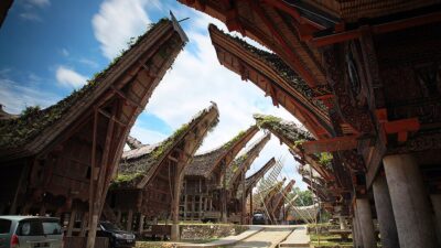 Tongkonan_Toraja_indonesia source Wikipedia (Idris Prasetiawan)