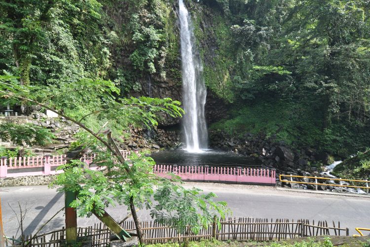 air_terjun_lembah_anai_bukittinggi source: regional.kompas.com