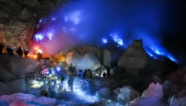 blue-fames-kawah-ijen-banyuwangi source: liputan6.com