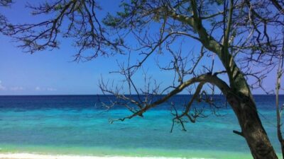 pantai_sumur_tiga_indonesia source:my.safariwisata.co.id
