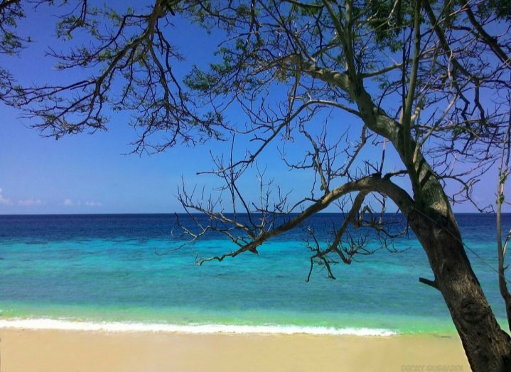 pantai_sumur_tiga_indonesia source:my.safariwisata.co.id