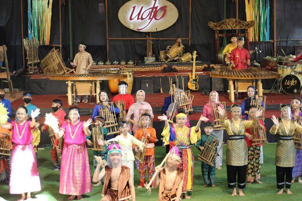 saung-angklung-udjo source: IG @angklungudjo