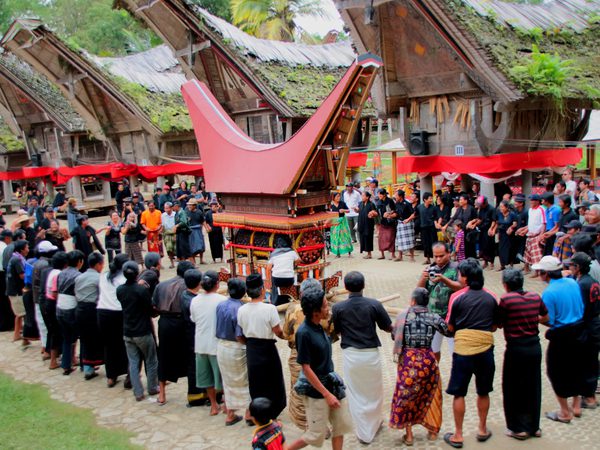 upacara_rambu_solo_suku_toraja source: indonesiakaya.com
