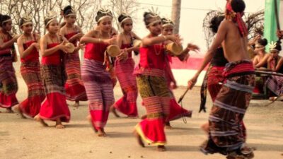 Likurai Dance - source: https://myindonesiann.blogspot.com/